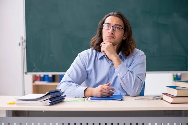 Jovem professor na frente do quadro verde — Fotografia de Stock