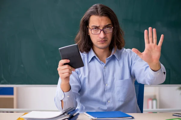 Jeune professeur masculin devant le tableau vert — Photo