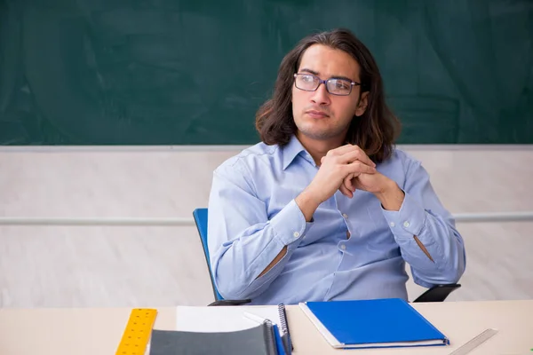 Ung manlig lärare framför green board — Stockfoto