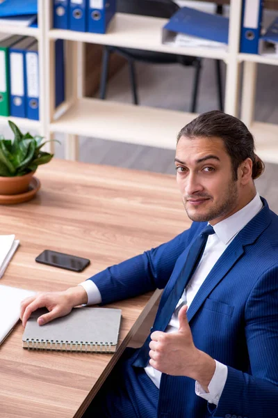 Jeune employé masculin travaillant au bureau — Photo