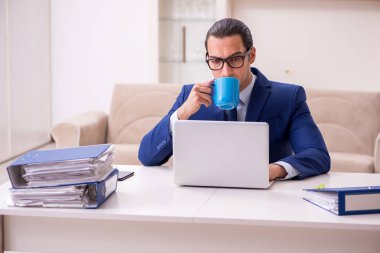 Salgın konsepti için evden çalışan genç erkek çalışanlar.