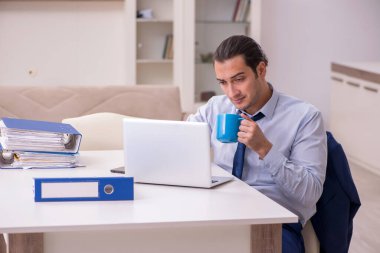 Salgın konsepti için evden çalışan genç erkek çalışanlar.