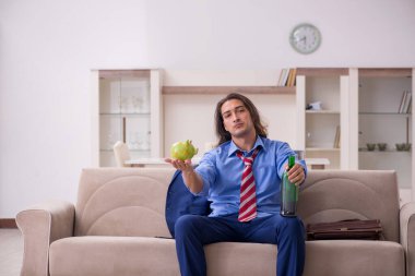 Genç bir erkek çalışanın işten çıkarılması