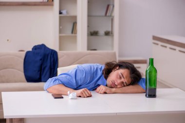 Genç bir erkek çalışanın işten çıkarılması