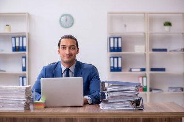 Ofiste çalışan genç bir erkek.