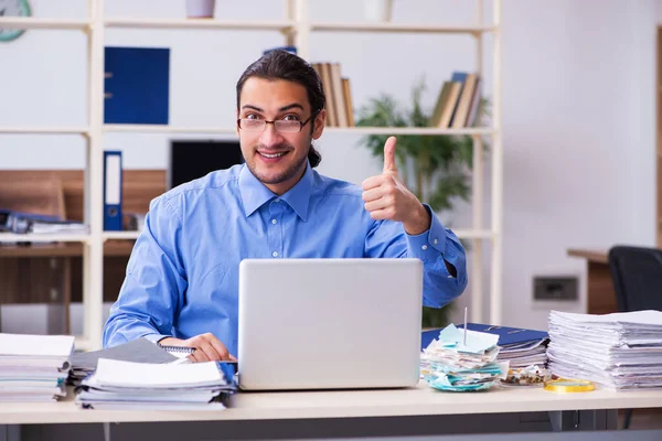 Joven contador masculino en concepto de planificación presupuestaria — Foto de Stock