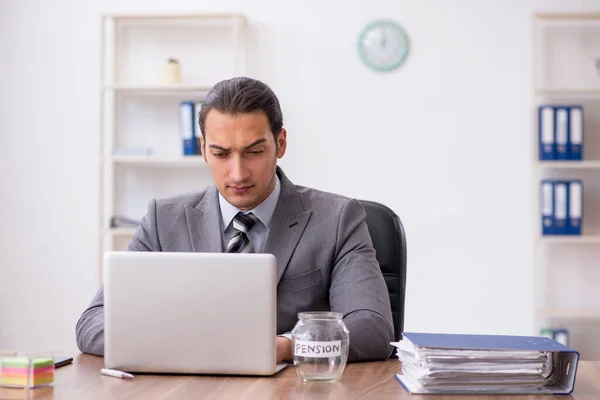 Jeune travailleur masculin dans le concept de pension sur le lieu de travail — Photo