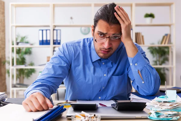 Junge männliche Buchhalter in Budgetplanung — Stockfoto