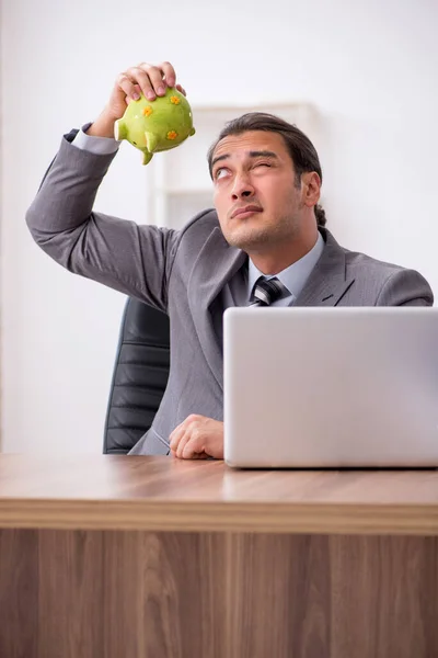 Junge männliche Mitarbeiter im Rentenkonzept am Arbeitsplatz — Stockfoto