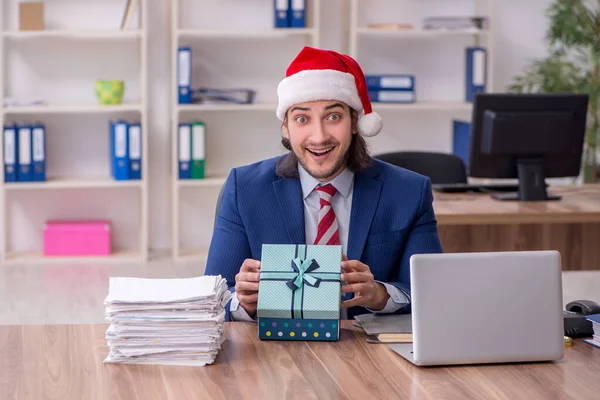 Jeune employé masculin travaillant dans le bureau à la veille de Noël — Photo