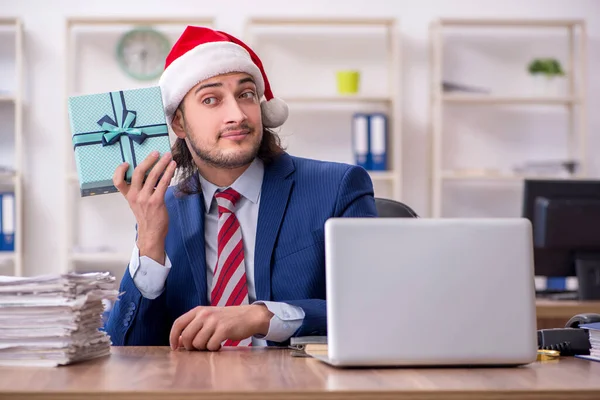 クリスマス・イブのオフィスで働く若い男性従業員 — ストック写真