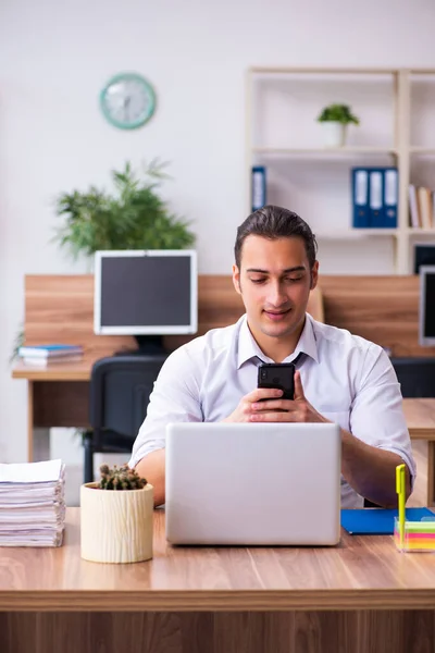 Joven empleado masculino que trabaja en la oficina — Foto de Stock