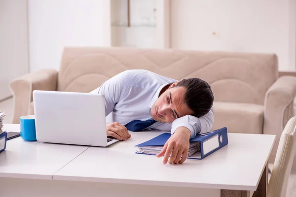 Junge männliche Mitarbeiter arbeiten von zu Hause aus in Pandemiekonzept — Stockfoto