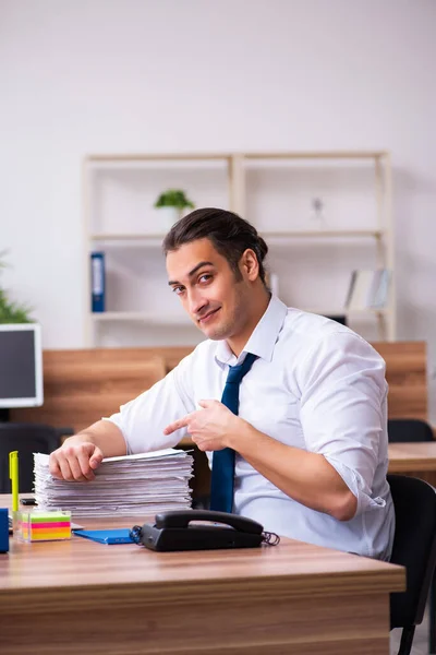 Ung mannlig ansatt som arbeider på kontoret – stockfoto