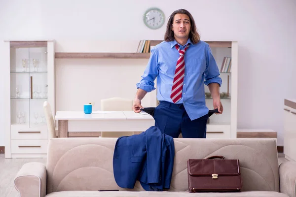 Jovem empregado masculino sendo demitido de seu trabalho em casa — Fotografia de Stock