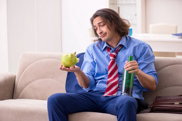 Jovem empregado masculino sendo demitido de seu trabalho em casa — Fotografia de Stock