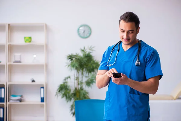 Junge Ärztin nutzt Smartphone in telemedizinischem Konzept — Stockfoto