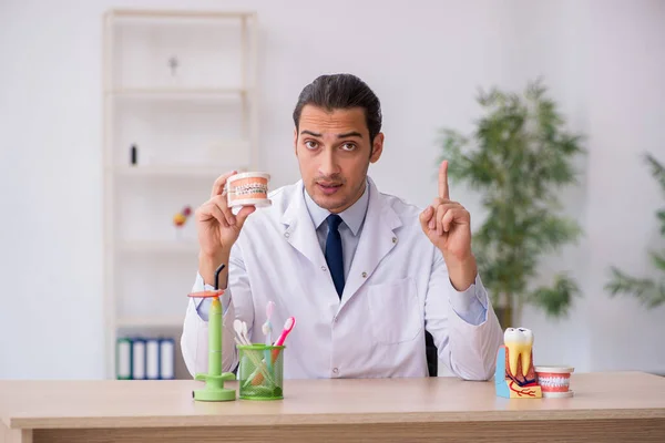 Junge männliche Arzt Stomatologe arbeiten in der Klinik — Stockfoto