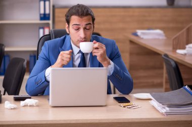 Genç hasta işadamı işyerinde acı çekiyor