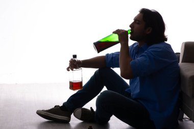 Genç adam alkolizmden muzdarip.