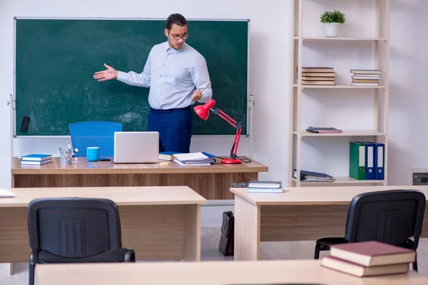 Jonge mannelijke leraar in de voorkant van groene boord — Stockfoto