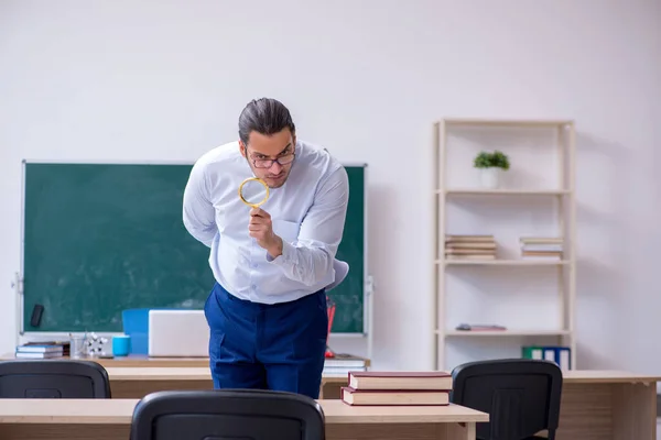 Joven profesor masculino delante de la pizarra verde — Foto de Stock