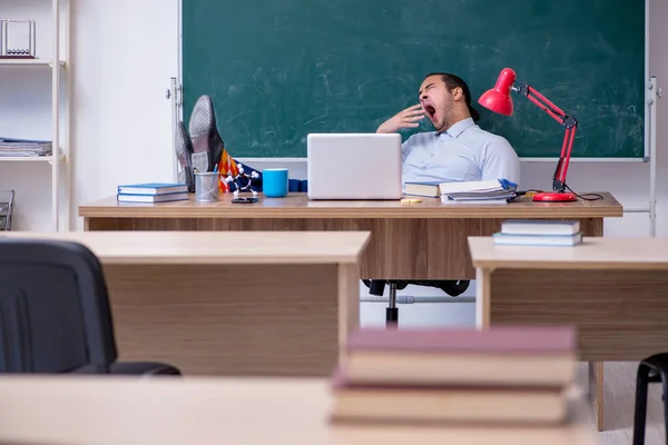 Jonge mannelijke leraar in de voorkant van groene boord — Stockfoto