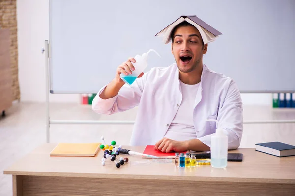 Sınıftaki genç erkek kimya öğretmeni. — Stok fotoğraf