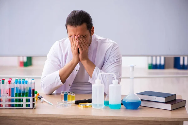 Young male chemistry teacher in the classroom — Stock Photo, Image