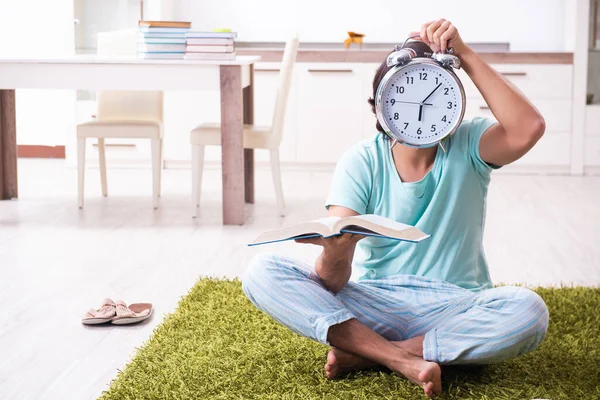 Jonge mannelijke student voorbereiding voor examens in time management concep — Stockfoto