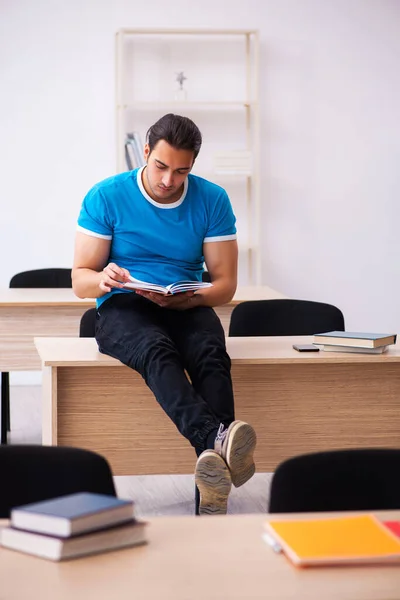 Junge männliche Schüler bereiten sich im Klassenzimmer auf Prüfungen vor — Stockfoto