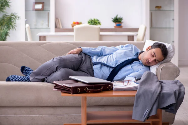 Empregado de empresário cansado que trabalha em casa — Fotografia de Stock