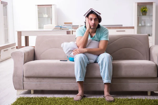 Giovane studente maschio infelice con eccessivo lavoro a casa — Foto Stock