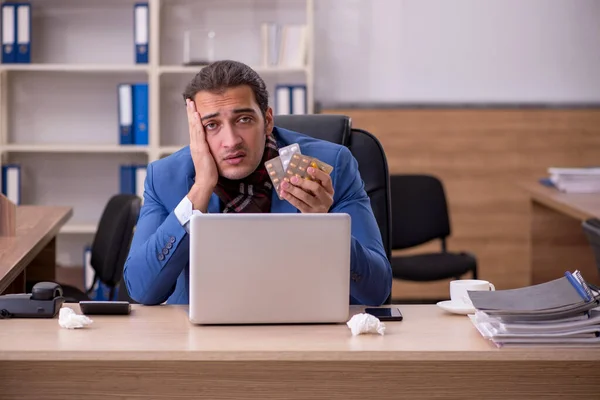 Giovane lavoratore dipendente malato che soffre sul posto di lavoro — Foto Stock