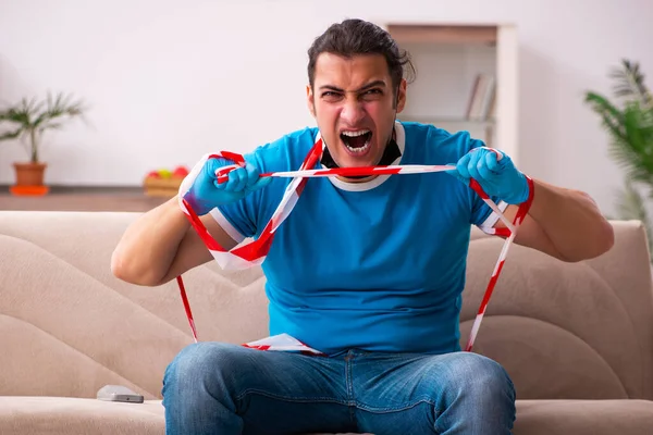 Joven de cuerda siendo infeliz en casa en concepto de cuarentena — Foto de Stock