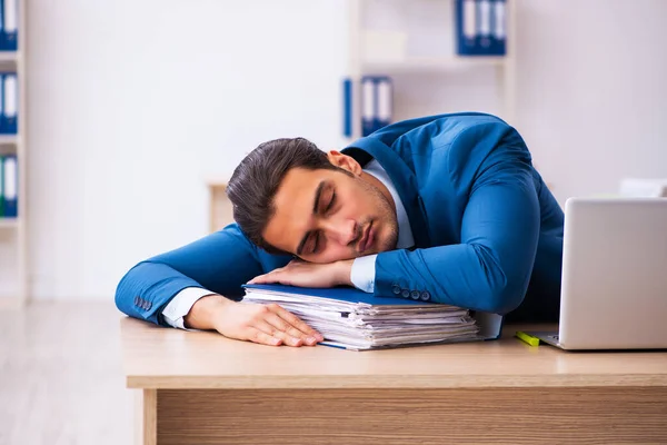 Young businessman employee unhappy with excessive work in the of — Stock Photo, Image