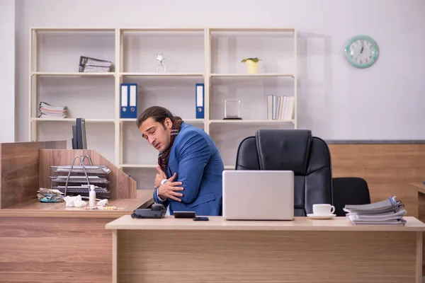 Jonge zieke zakenman die lijdt op het werk — Stockfoto