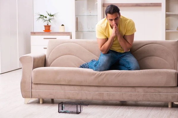 Joven y ratonera en casa — Foto de Stock