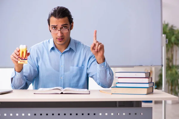 Jeune dentiste enseignant devant tableau blanc — Photo