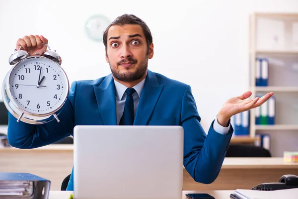 Ung manlig anställd i time management koncept — Stockfoto