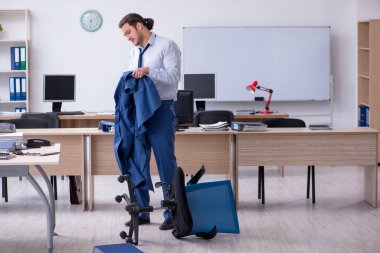 Genç bir erkek işçi aşırı işten memnun değil.