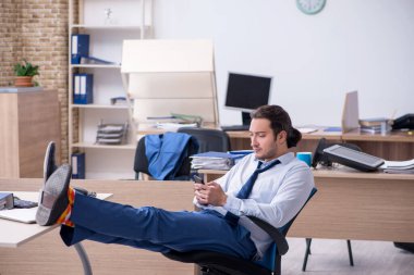 Genç bir erkek işçi aşırı işten memnun değil.