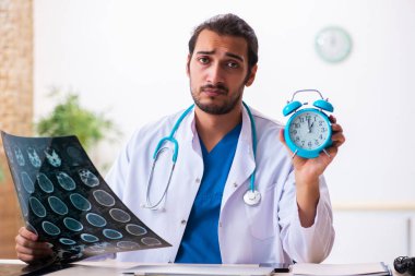 Klinikte çalışan genç bir erkek radyolog.