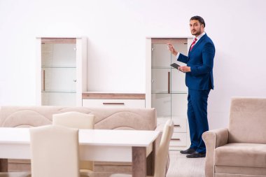 İçeride çalışan yakışıklı erkek emlakçı.