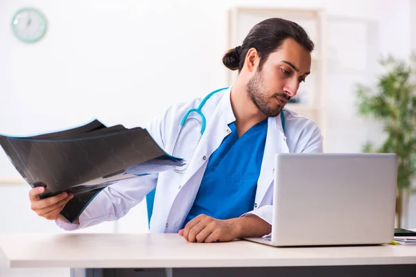 Jovem médico radiologista trabalhando na clínica — Fotografia de Stock