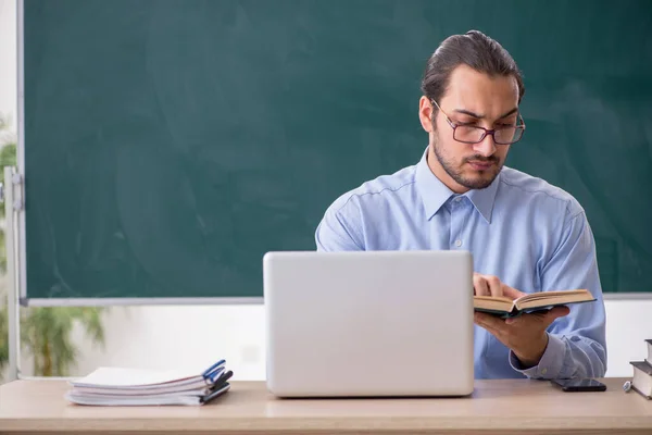 Mladý učitel v učebně v telepedagogické koncepci — Stock fotografie