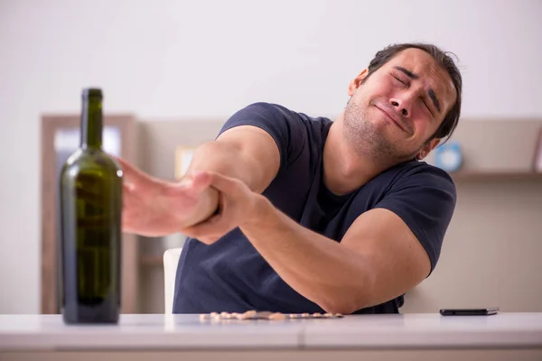 Junge kranke männliche Alkoholiker leiden zu Hause — Stockfoto