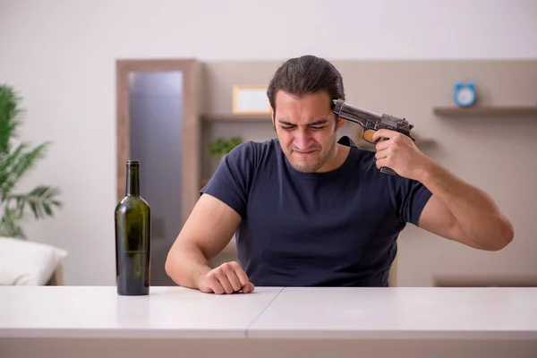 Junger Alkoholiker begeht Selbstmord zu Hause — Stockfoto