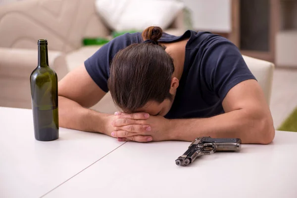 Joven alcohólico masculino suicidándose en casa — Foto de Stock