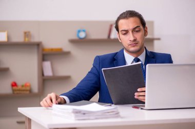 Salgın konsepti için evden çalışan genç erkek çalışanlar.